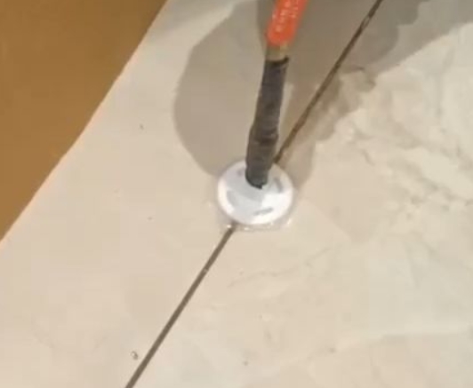 东昌府瓷砖空鼓维修公司专业解答瓷砖在铺贴过程中，如果没有涂抹均匀到位的粘结材料（如水泥砂浆或瓷砖胶），可能会导致以下问题
